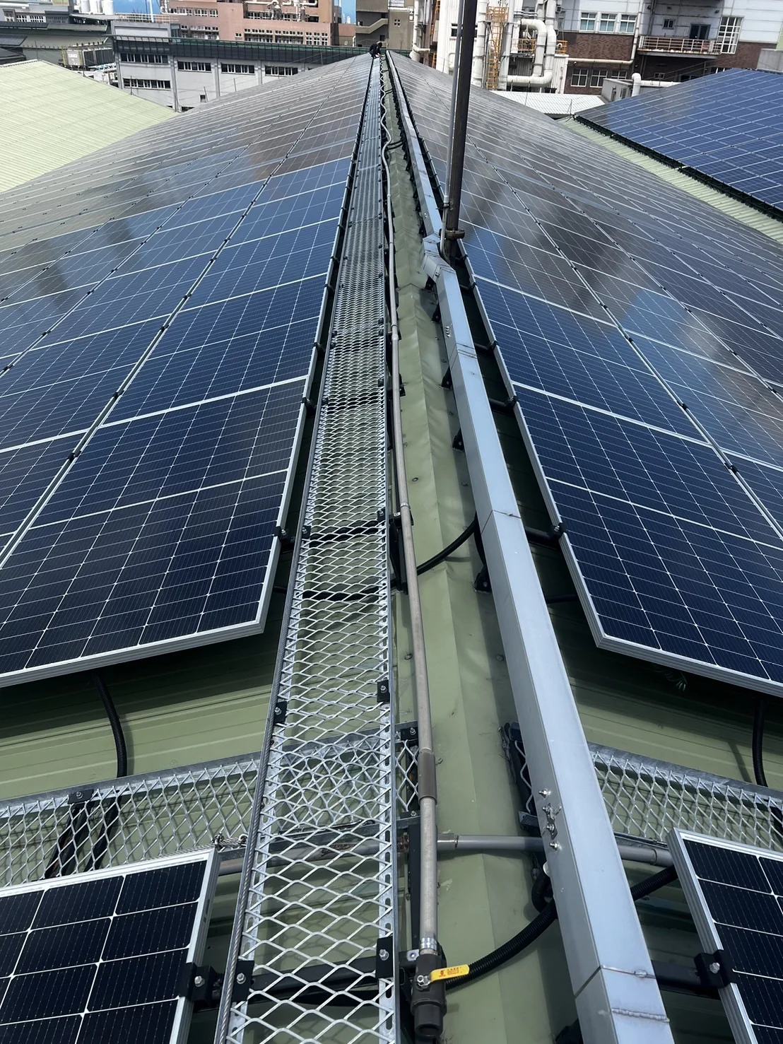 工業屋頂上的太陽光電陣列、維修走道與線路